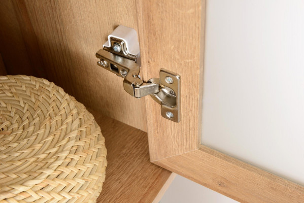 Nová vysoká koupelnová skříňka