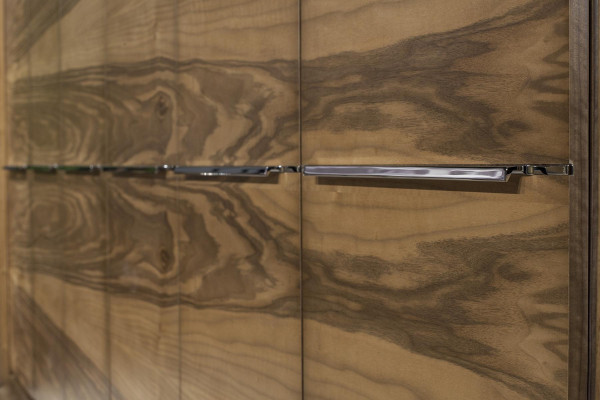 Elegantní hnědá ložnice komoda skříň postel nábytek 6 ks.