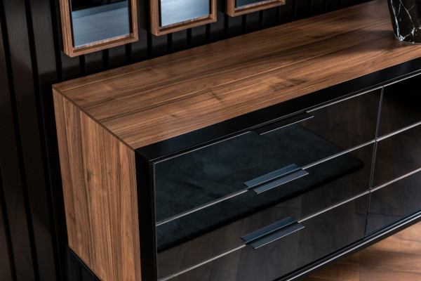 Praktická černá komoda do ložnice s úložným prostorem 139 cm