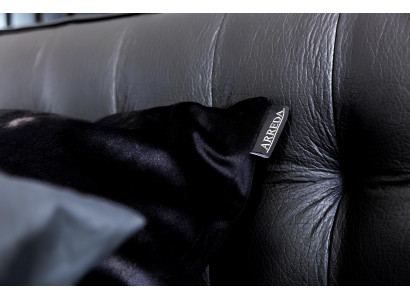 Kompletní sada nábytku do ložnice s postelí, nočními stolky a skříní 4 kusy.