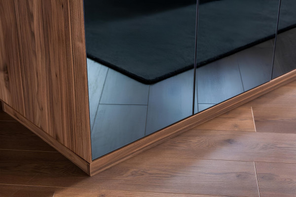 Kompletní sada nábytku do ložnice s postelí, nočními stolky a skříní 4 kusy.