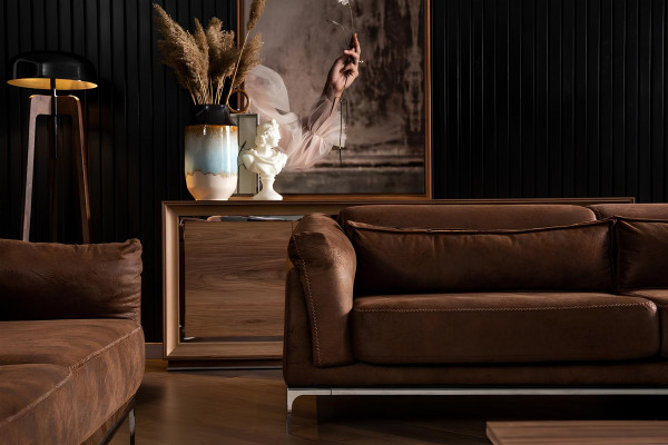 Sofa pro tři osoby s měkkým vzhledem hnědého sametu