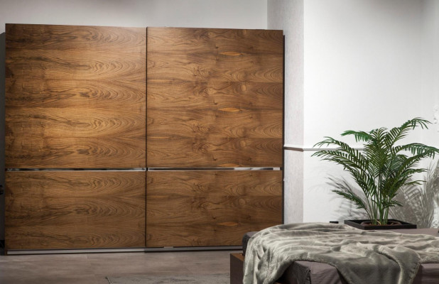 Kompletní ložnicová souprava se skříní, nočními stolky a postelí 4 kusy