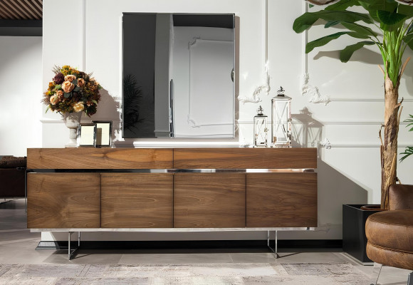 Jídelní stůl do ložnice se 4 křesly s opěrkami, komoda, zrcadlo