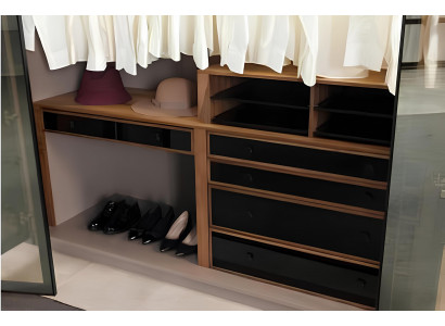 Hnědá skříň do ložnice s úložným prostorem a skleněnými dveřmi