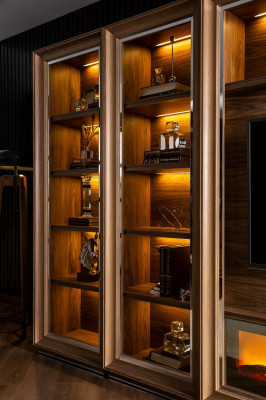 Luxusní obývací stěna s krbem a konferenčním stolkem