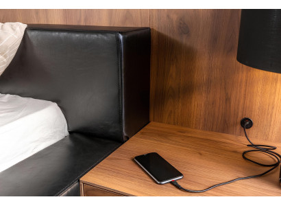 Sada luxusní ložnice s nočním stolkem, skříní, stolkem a postelí 6 kusů