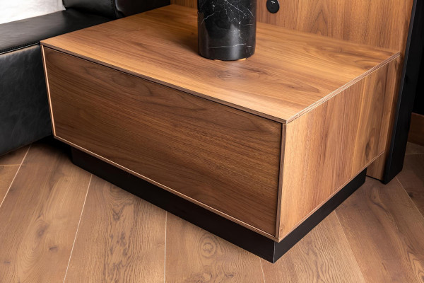 Luxusní postel s pohyblivými nočními stolky čalouněná postel