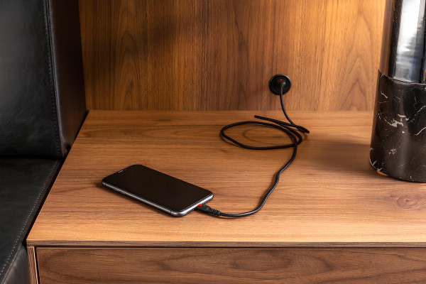 Luxusní postel s pohyblivými nočními stolky čalouněná postel