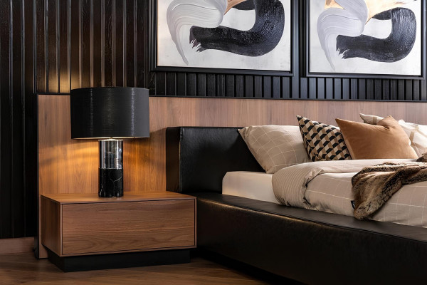 Sada do ložnice hnědá postel skříň 2x noční stolek komplet 4 ks.