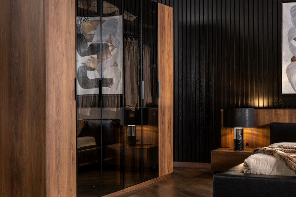 Hnědá skleněná skříň s předními částmi z tónovaného skla