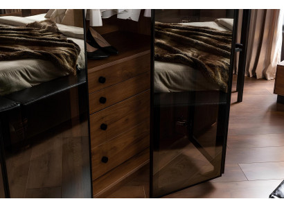 Hnědá skleněná skříň s předními částmi z tónovaného skla