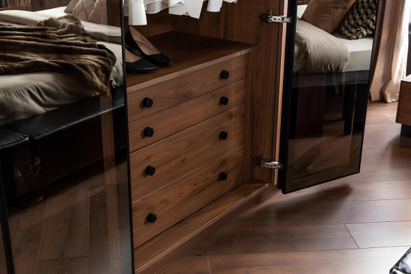 Hnědá skleněná skříň s předními částmi z tónovaného skla