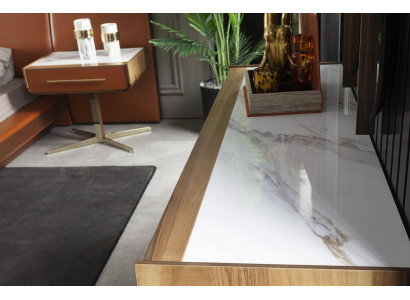 Luxusní designová komoda se zlatýma nohama