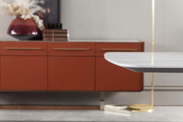 Bílý jídelní stůl v moderním, luxusním a pohodlném stylu