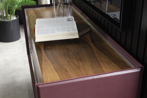 Mobilní komoda viola z dřeva 141 cm s kůží