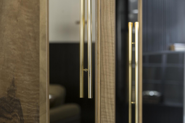 Mobilní televizor ze dřeva do obývacího pokoje