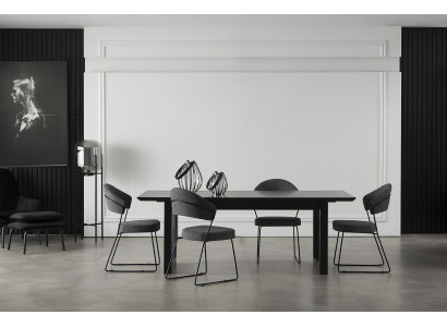 Černá jídelní souprava se skříní, skříní, židlemi a jídelním stolem