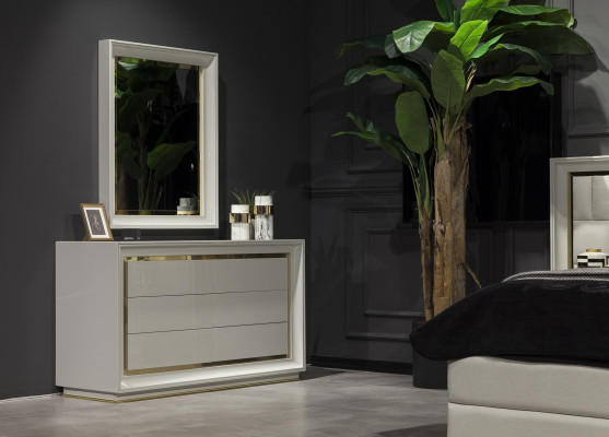 Moderní bílá komoda se zrcadlem a úložnými zásuvkami