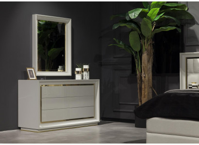 Moderní bílá komoda se zrcadlem a úložnými zásuvkami