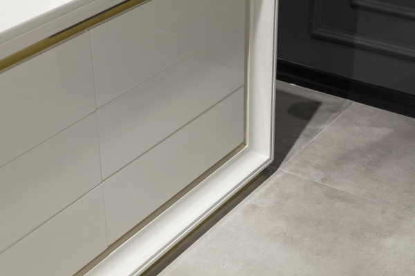 Moderní bílá komoda se zrcadlem a úložnými zásuvkami