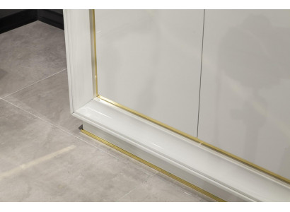 Moderní, pohodlná skříň v bílé barvě s luxusním úložným prostorem