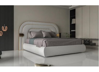 Luxusní šedá postel se zlatými akcenty moderního designu a čalouněným čelem