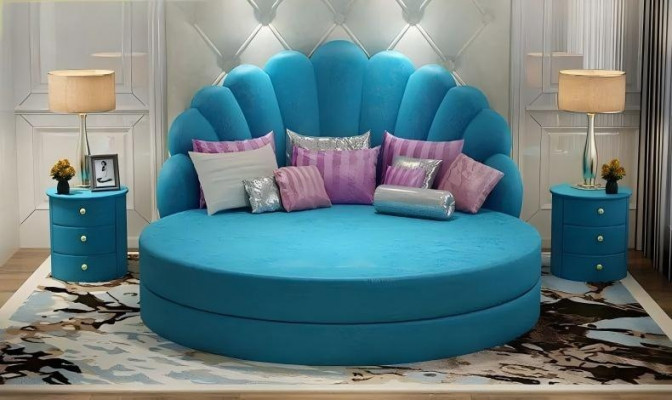 Elegantní kulatá bílá postel design mušle čalouněná fialovo-stříbrná moderní ložnice