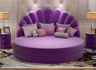 Elegantní kulatá bílá postel design mušle čalouněná fialovo-stříbrná moderní ložnice