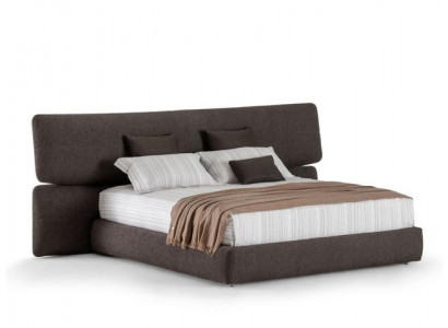 Moderní čalouněná postel z černého luxusního materiálu s vysokým čelem