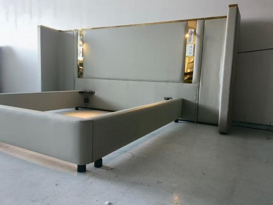 Luxusní designová postel v béžové barvě s LED osvětlením, zlatým rámem a moderním čelem