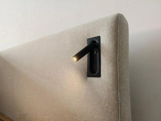 Beige čalouněná postel v moderním hotelovém stylu s LED osvětlením a luxusním rohovým čelem