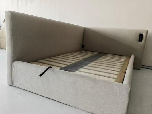 Beige čalouněná postel v moderním hotelovém stylu s LED osvětlením a luxusním rohovým čelem