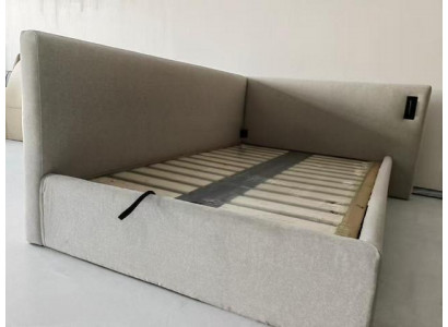 Beige čalouněná postel v moderním hotelovém stylu s LED osvětlením a luxusním rohovým čelem