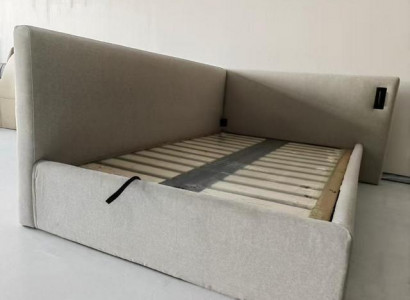 Beige čalouněná postel v moderním hotelovém stylu s LED osvětlením a luxusním rohovým čelem