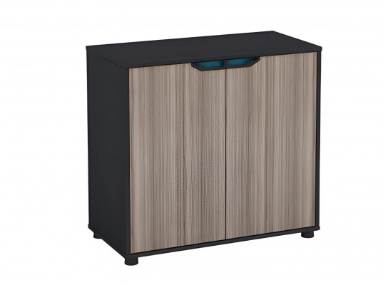 Komoda v hnědém a černém dřevě s moderními dveřmi do kanceláře