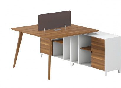 Moderní kancelářský stůl s dřevěnou policí a elegantní příčkou