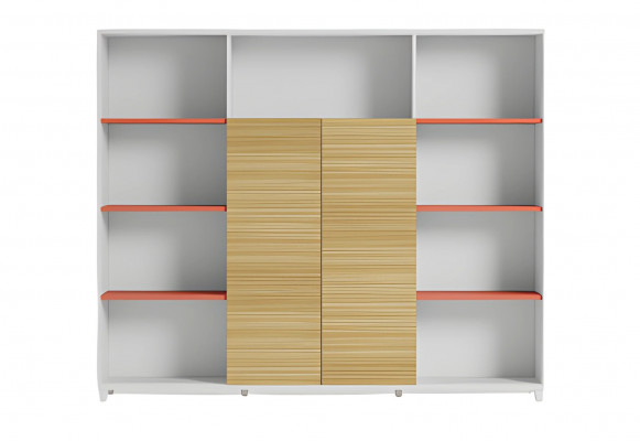 Elegantní kancelářská skříň s dřevěnými policemi a oranžovými akcenty
