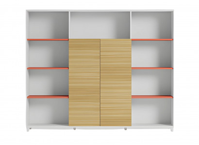 Elegantní kancelářská skříň s dřevěnými policemi a oranžovými akcenty