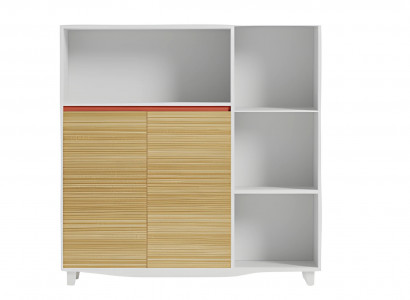 Elegantní kancelářská skříň s dřevěnými policemi a červeným akcentem