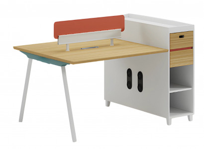 Dřevěný stůl s opěrkou, úložným prostorem a policemi, moderní design