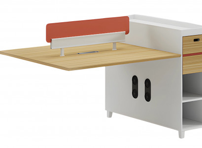 Dřevěný stůl s opěradlem, úložným prostorem a policemi, moderní design