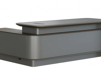 Moderní šedý kancelářský stůl s úložným prostorem a průchodem pro kabely