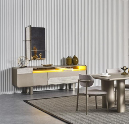 Elegantní konzole z béžového dřeva s elegantním zrcadlem