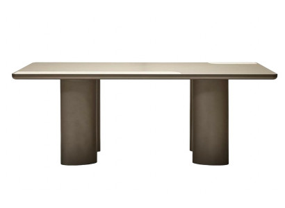 Elegantní jídelní stůl z moderního dřeva