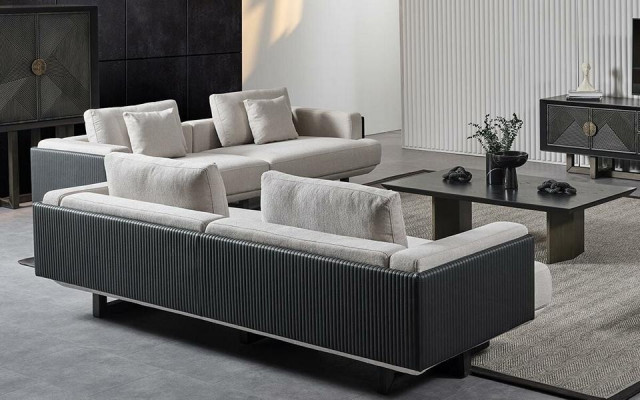 Sada odpočinkového nábytku z hnědé látky se dřevěným stolem a pohovkami