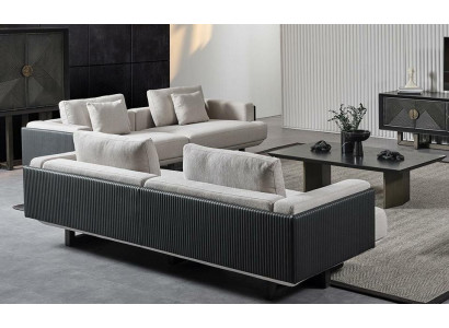 Sada odpočinkového nábytku z hnědé látky se dřevěným stolem a pohovkami