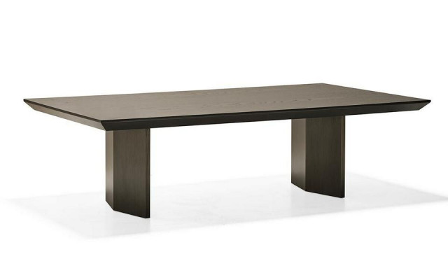 Elegantní stůl na kávu z hnědého dřeva v klasickém stylu