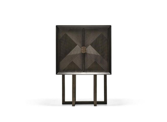 Elegantní a stylová vitrína z hnědého dřeva pro prezentaci v obývacím pokoji