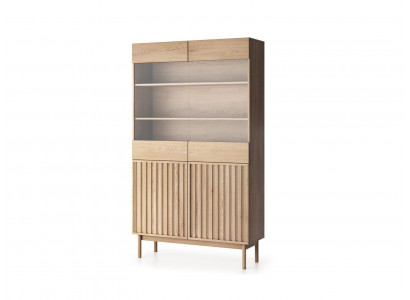 Dřevěná vitrína se skleněnými dvířky